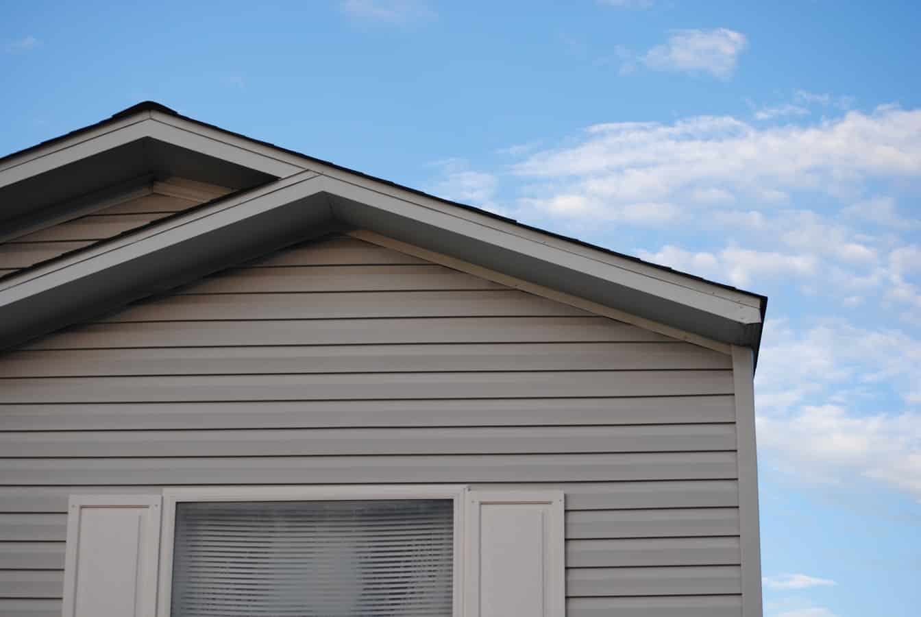 Wondering if it’s time for siding replacement on your home’s exterior? Here’s how to tell if your house needs a facelift. 